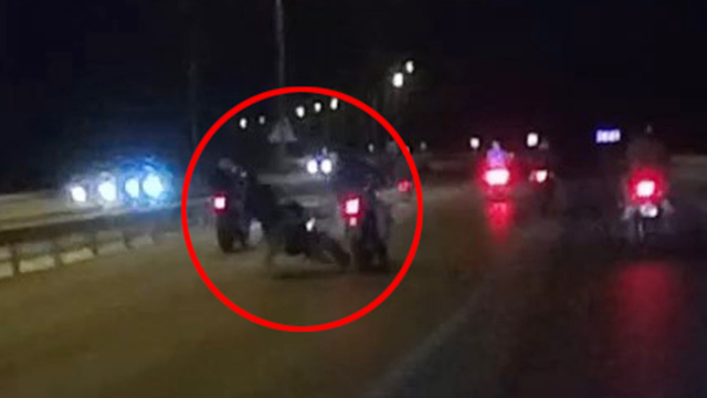 Göz göre göre ölüm! Ön tekerini kaldırınca kaza yaptı!