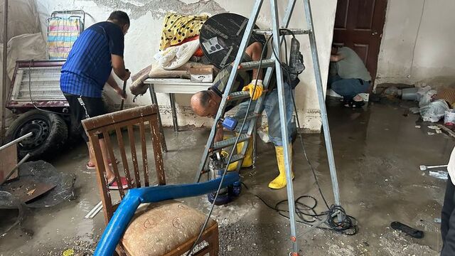 Sağanak sonrası tahliye çalışması