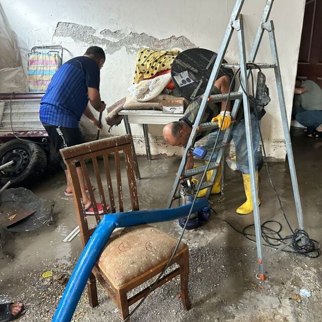 Sağanak sonrası tahliye çalışması