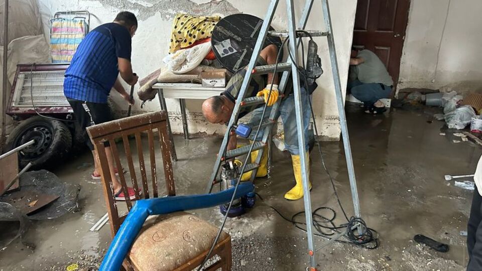 Sağanak sonrası tahliye çalışması