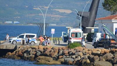 İskeleden düşen genç boğulma tehlikesi geçirdi