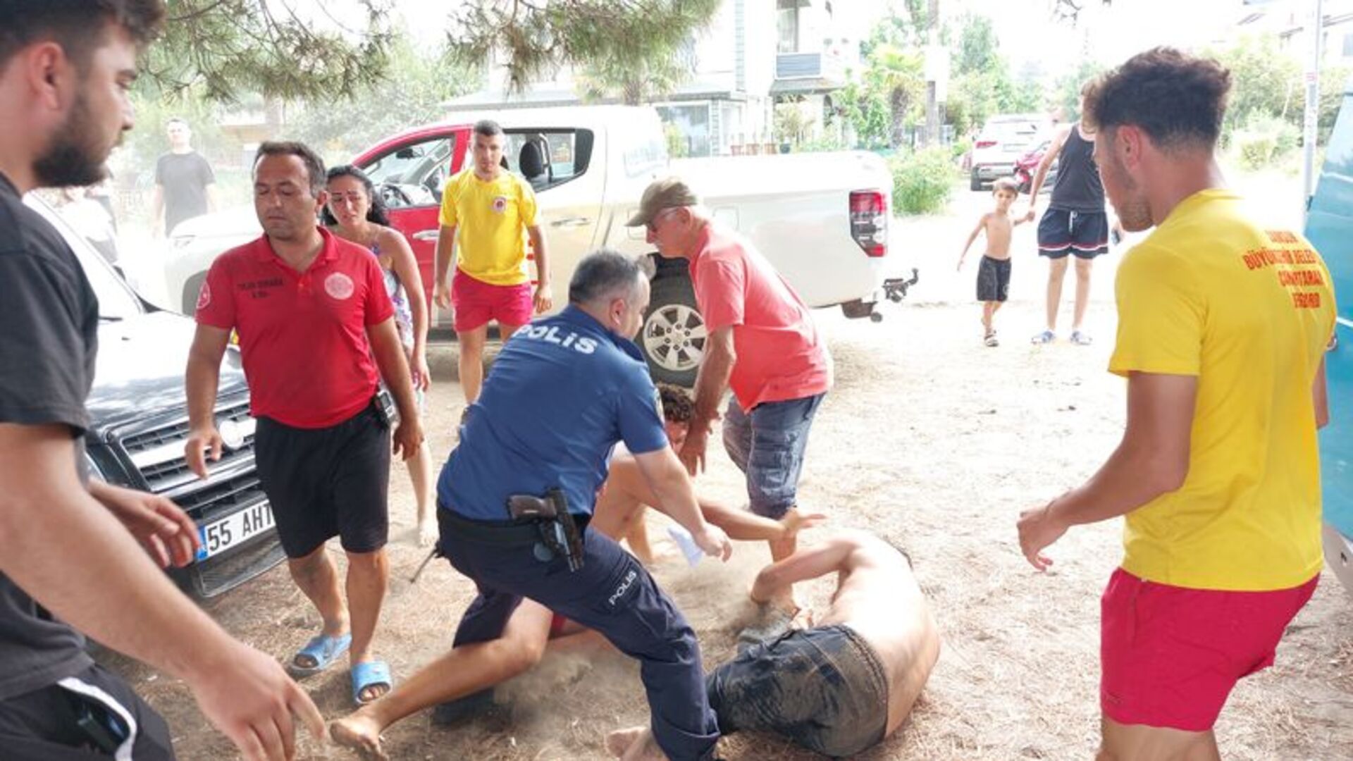 Şok Eden Görüntüler: PES Can Kurtaranı, Kendisine Müdahale Eden Vatandaşı Yumrukladı!