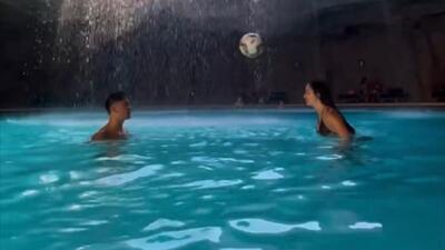 Sevgilisiyle havuzda top oynadı