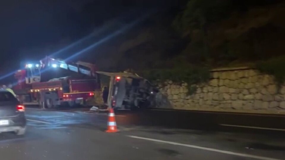 Otobüs ile kamyonet çarpıştı: 6 yaralı