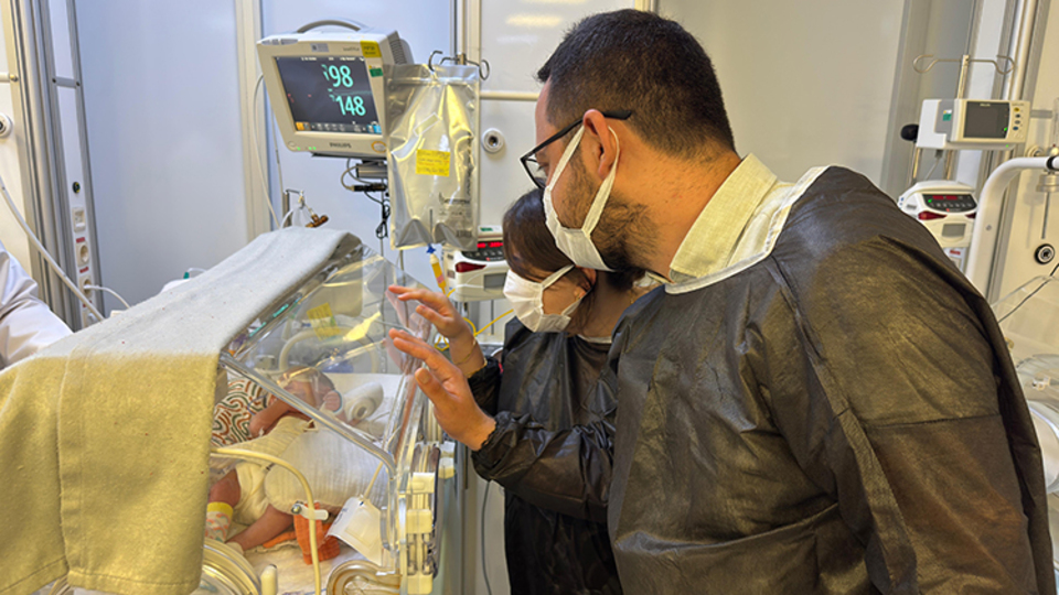 İç organları dışarıda doğan bebekten iyi haber