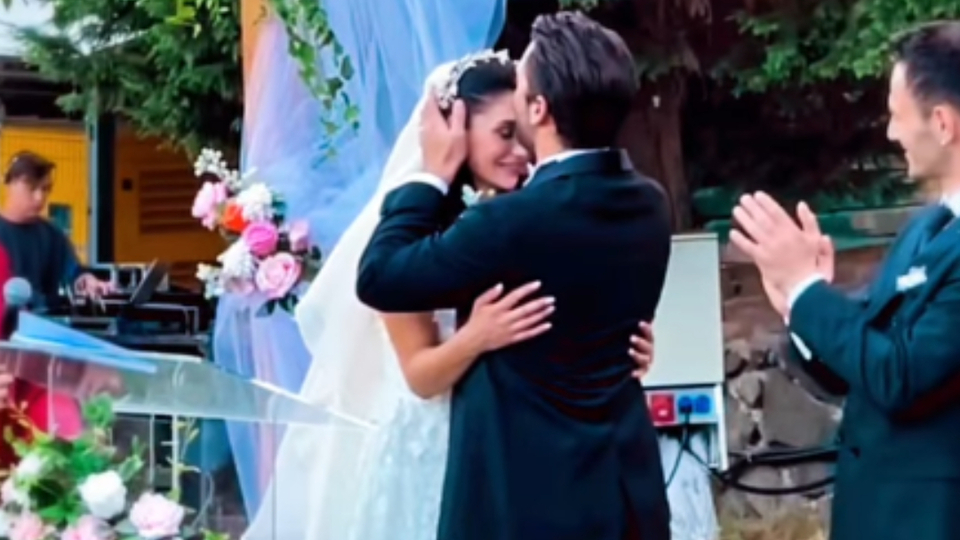 14 yıllık yakın arkadaşıyla evlendi