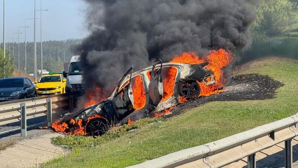 İstanbul'da kaza yapan otomobil yandı