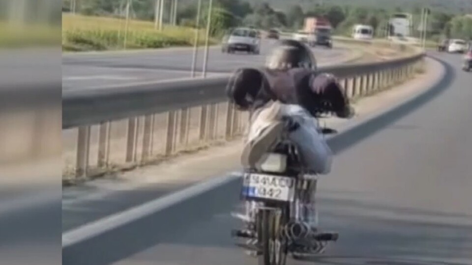 Uzanarak motosiklet sürdü!