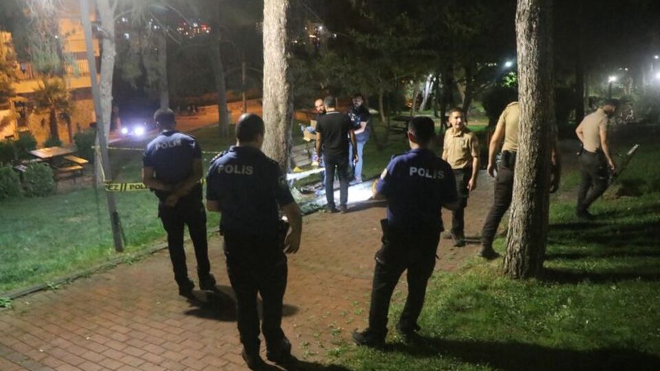 Parkta kalbinden bıçaklanarak öldürüldü