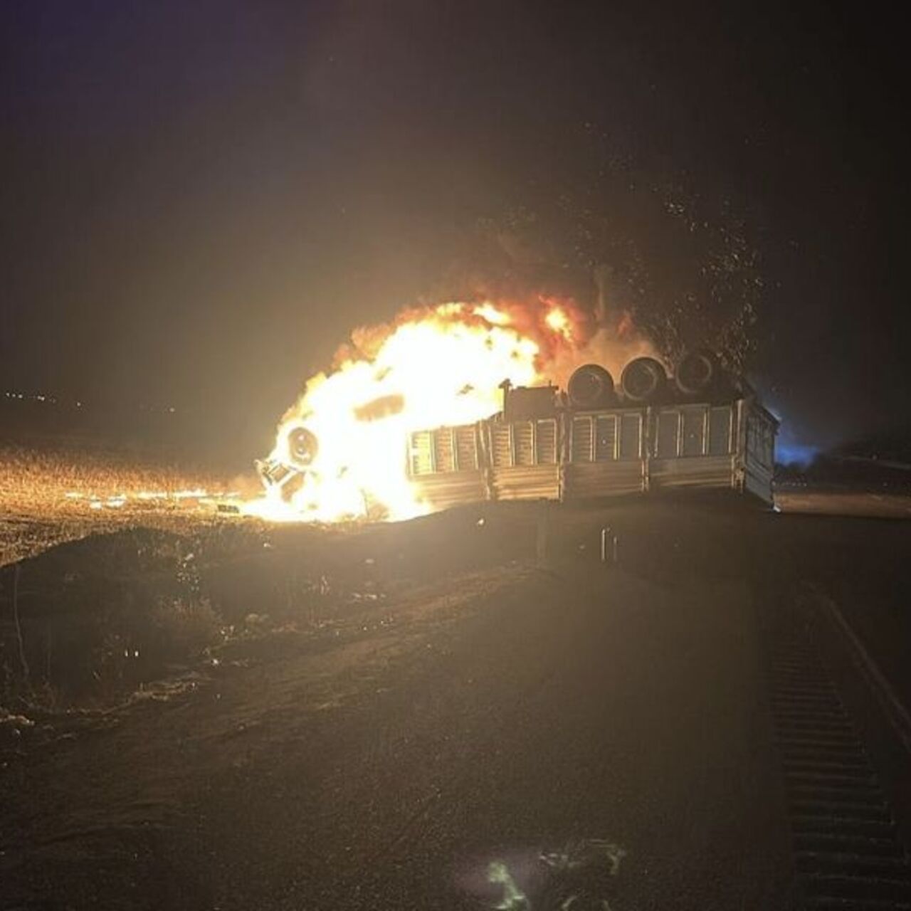 Devrilen TIR alev aldı; sürücü yanarak öldü