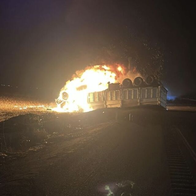 Devrilen TIR alev aldı; sürücü yanarak öldü