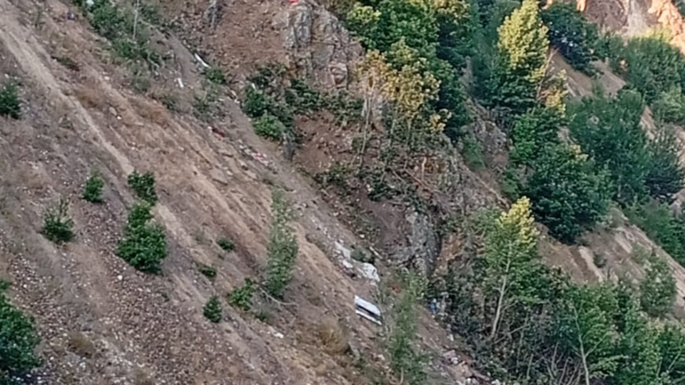 Minibüs uçuruma uçtu! Can kayıpları var!