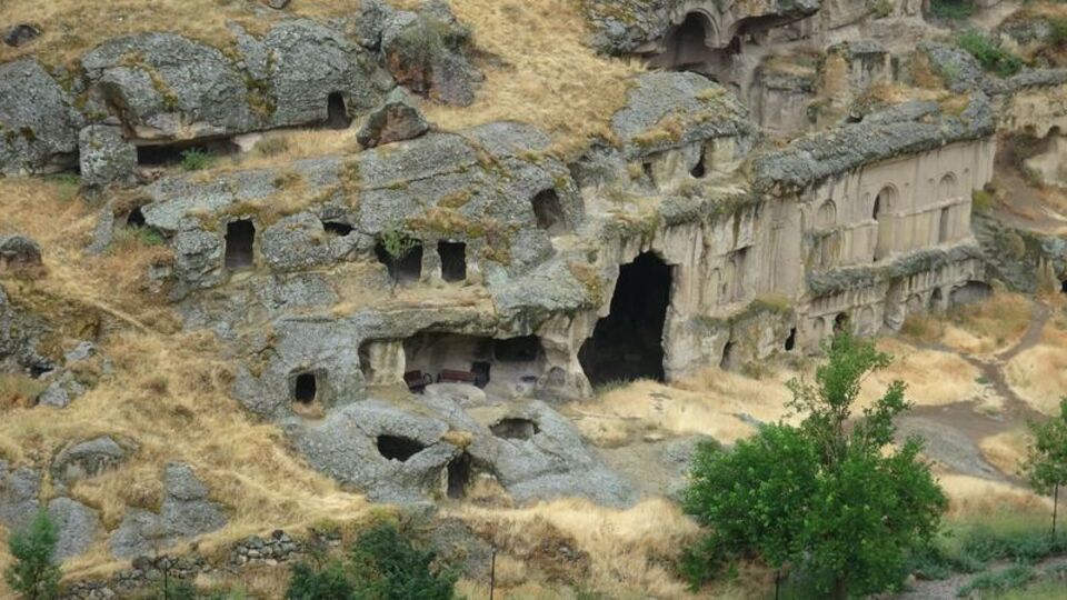 Duvarları tasvirli kayadan oyulmuş! Definecilerin hedefi oldu