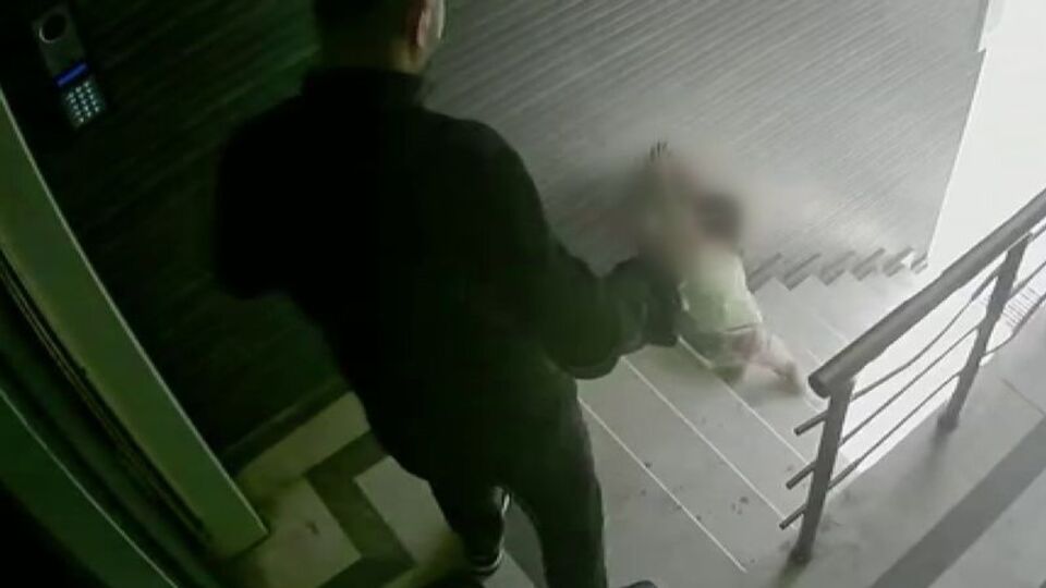 Küçük kızına tekme atan baba hakkında iddianame!