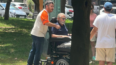 Ünlü oyuncu tekerlekli sandalyede