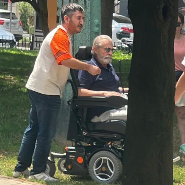 Ünlü oyuncu tekerlekli sandalyede