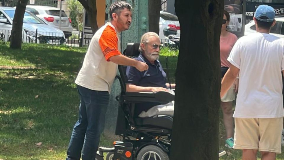 Ünlü oyuncu tekerlekli sandalyede