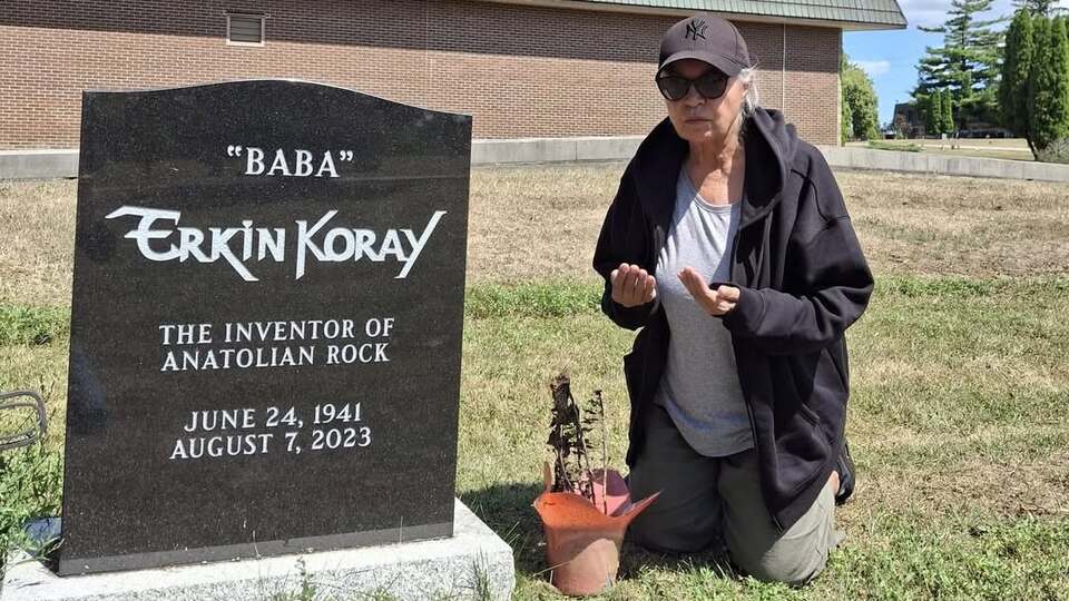 Erkin Koray'ın mezarını ziyaret etti