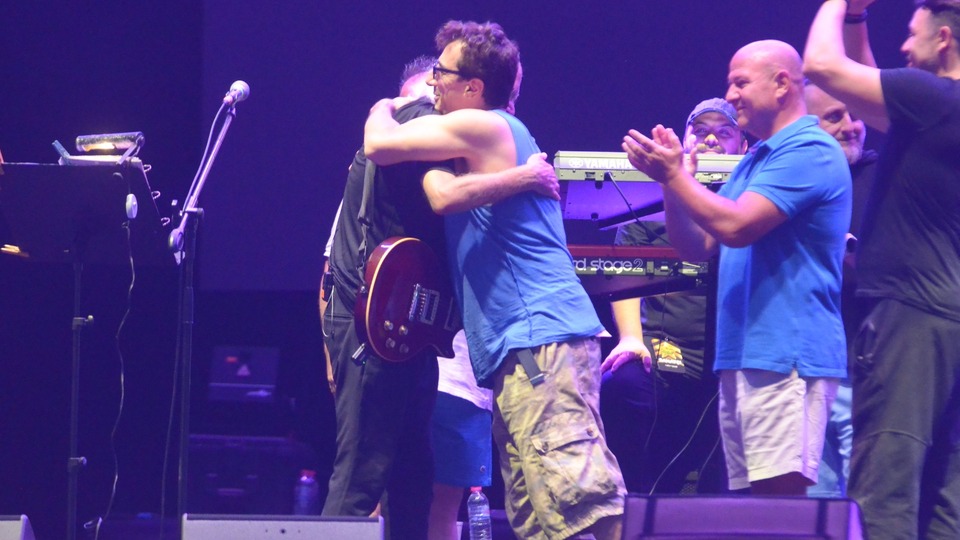 "Hepinizin yerine öpüyorum"