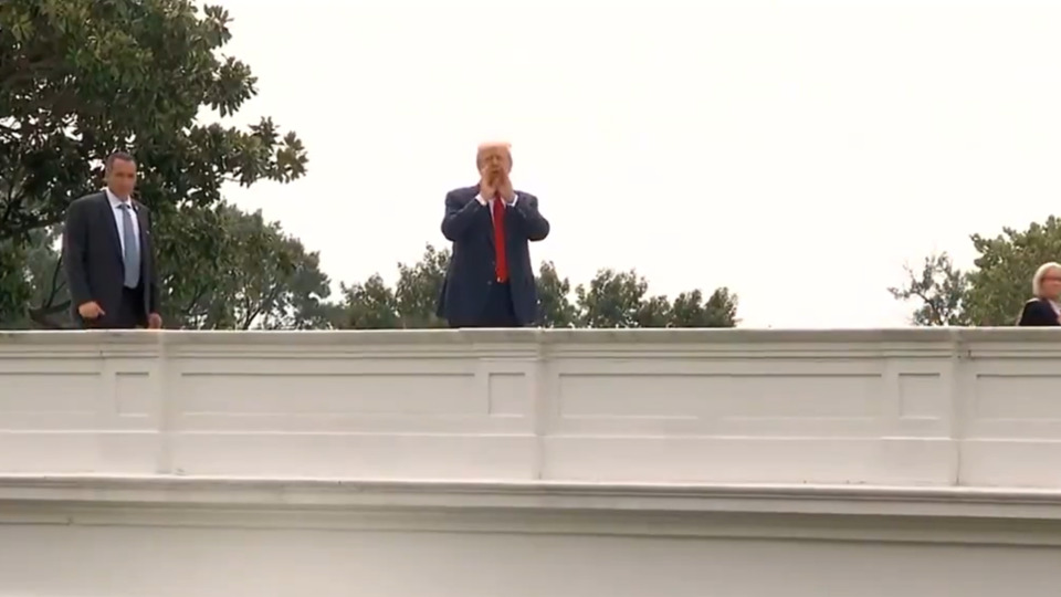 Donald Trump çatıya çıktı