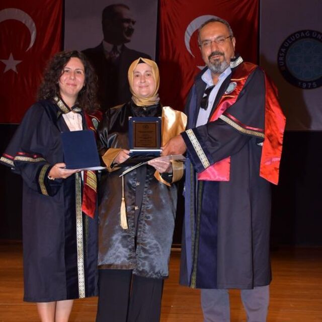50 yaşındaki 5 çocuklu anne, üniversite birincisi oldu