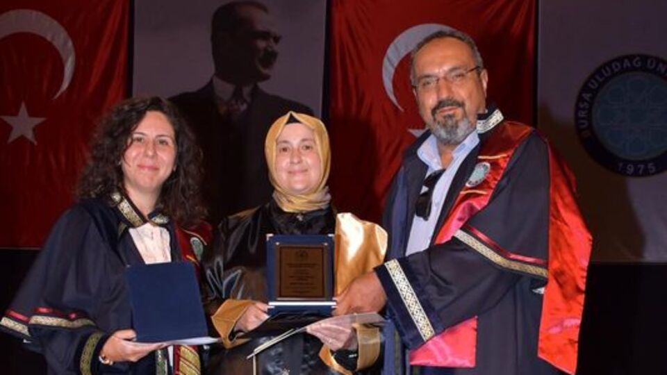 50 yaşındaki 5 çocuklu anne, üniversite birincisi oldu