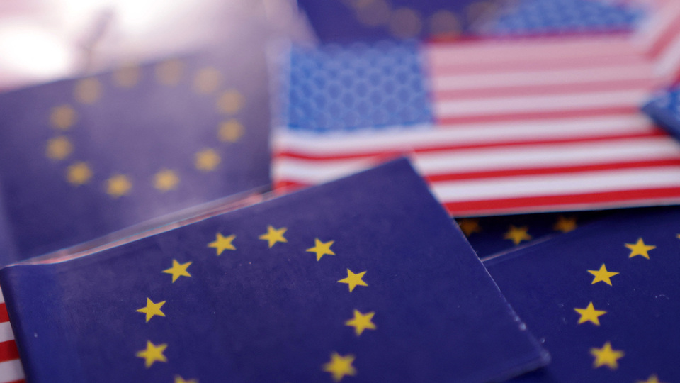 "AB, ABD karşısında neden siniyor?"