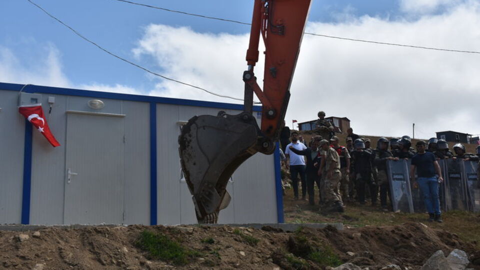 Gümüşhane'de kaçak yapılar yıkılıyor