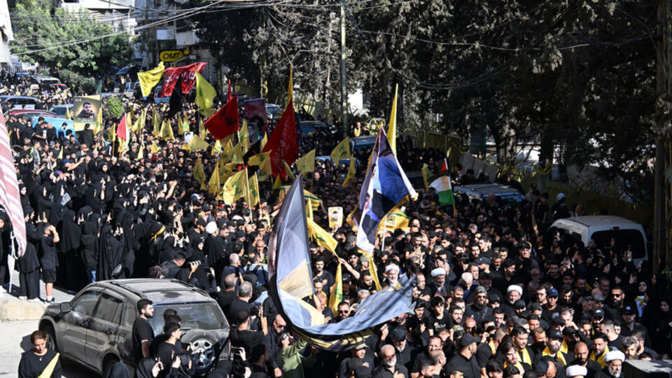 Hizbullah: Silahları toplama kararı hata