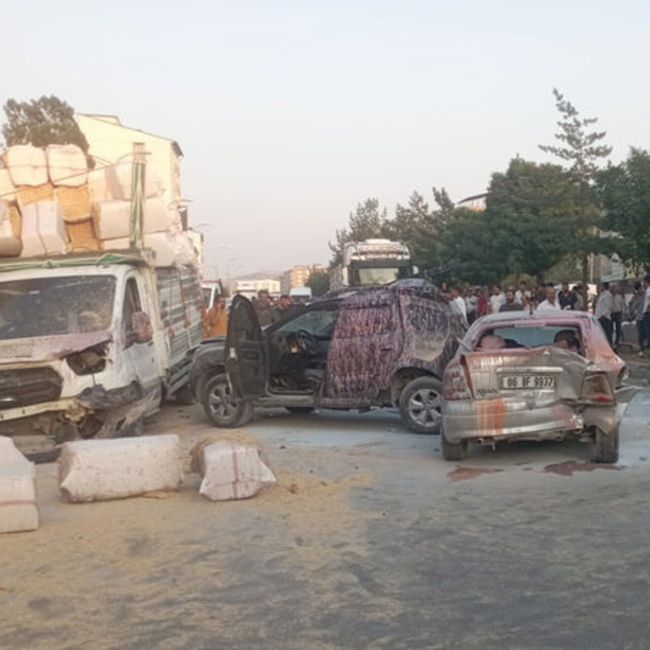 Freni boşalan TIR ortalığı savaş alanına çevirdi