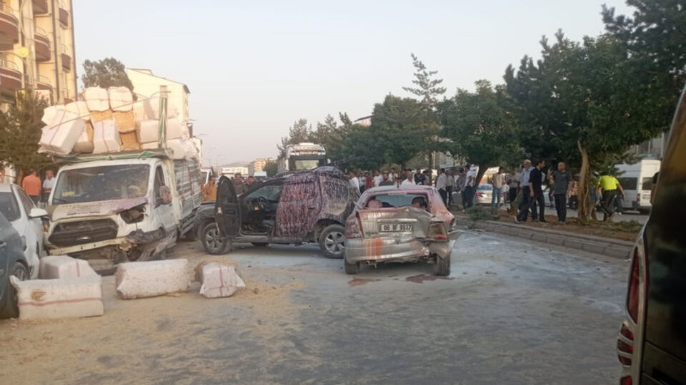 Freni boşalan TIR ortalığı savaş alanına çevirdi