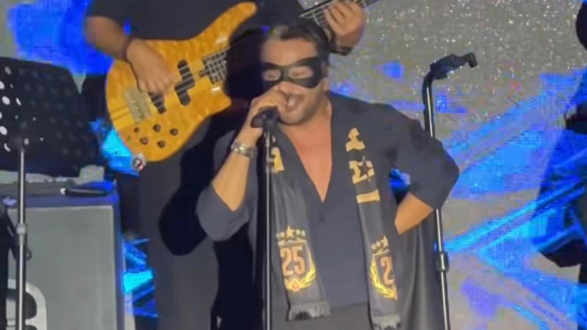 Emre Altuğ, Victor Osimhen'in Maskesiyle Sahneye Çıktı! İşte O Anlar