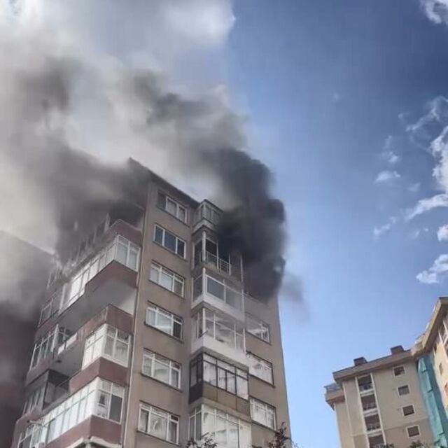 Kadıköy'de 10 katlı binada yangın