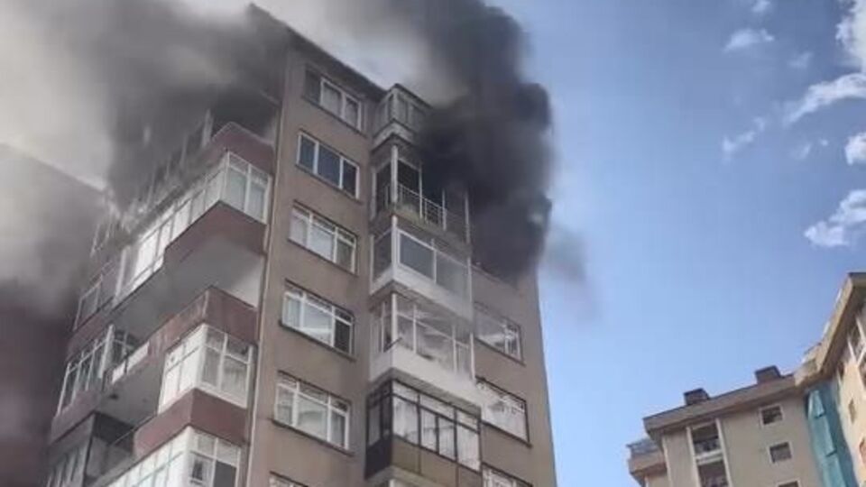 Kadıköy'de 10 katlı binada yangın