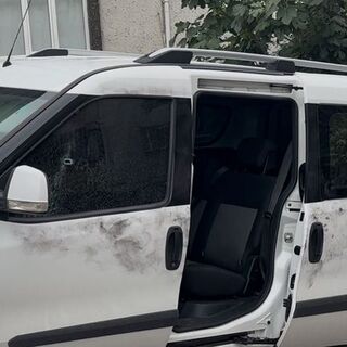 Evinin önünde silahlı saldırıya uğradı