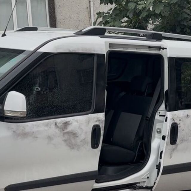Evinin önünde silahlı saldırıya uğradı