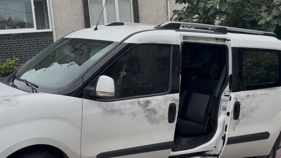 Evinin önünde silahlı saldırıya uğradı