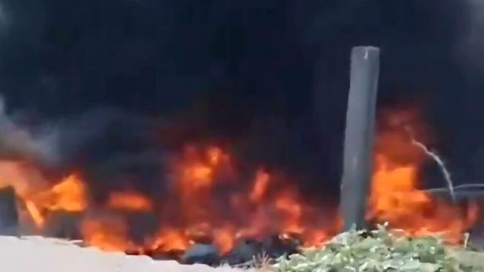 Boş arazide çöpler alev aldı