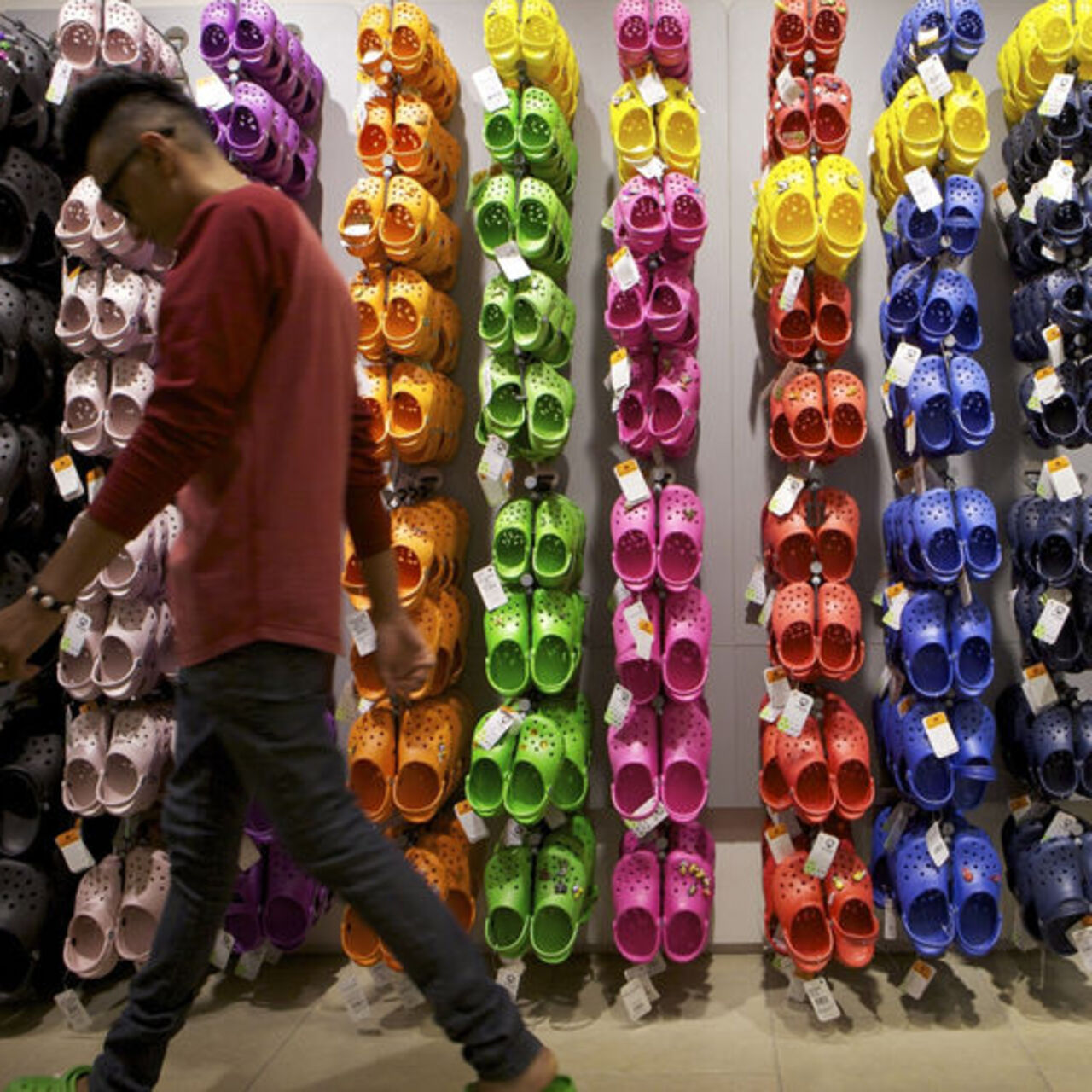 Tarifeler ve modada değişim Crocs hisselerini sarstı