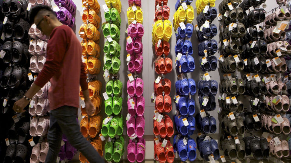 Tarifeler ve modada değişim Crocs hisselerini sarstı
