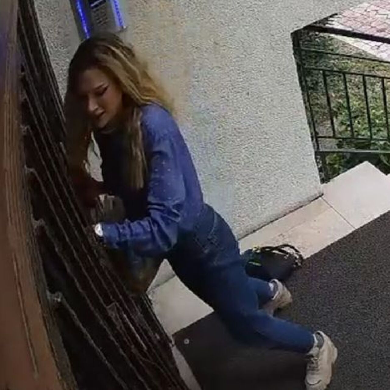 Minik kedilerden korkan kadının kaçışı kamerada