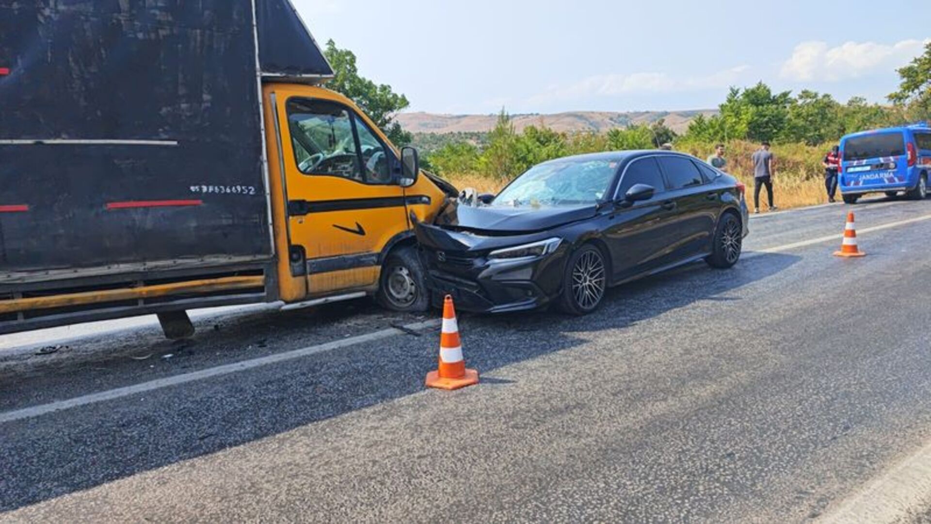 Bursa'da Korkunç Kaza: Otomobil ile Kamyonet Kafa Kafaya Çarpıştı, 6 Yaralı!