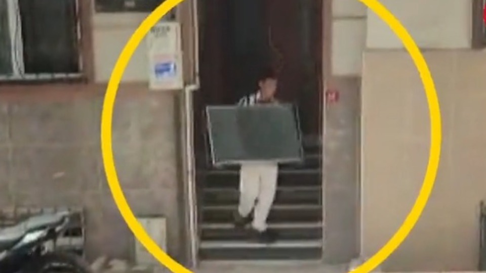 TV hırsızını takip edip yakaladı!