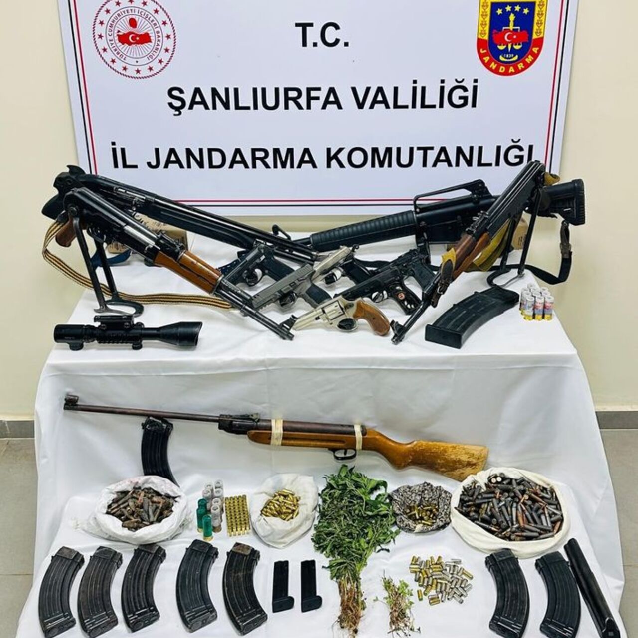Su bidonundan tabanca, saksılardan kenevir çıktı