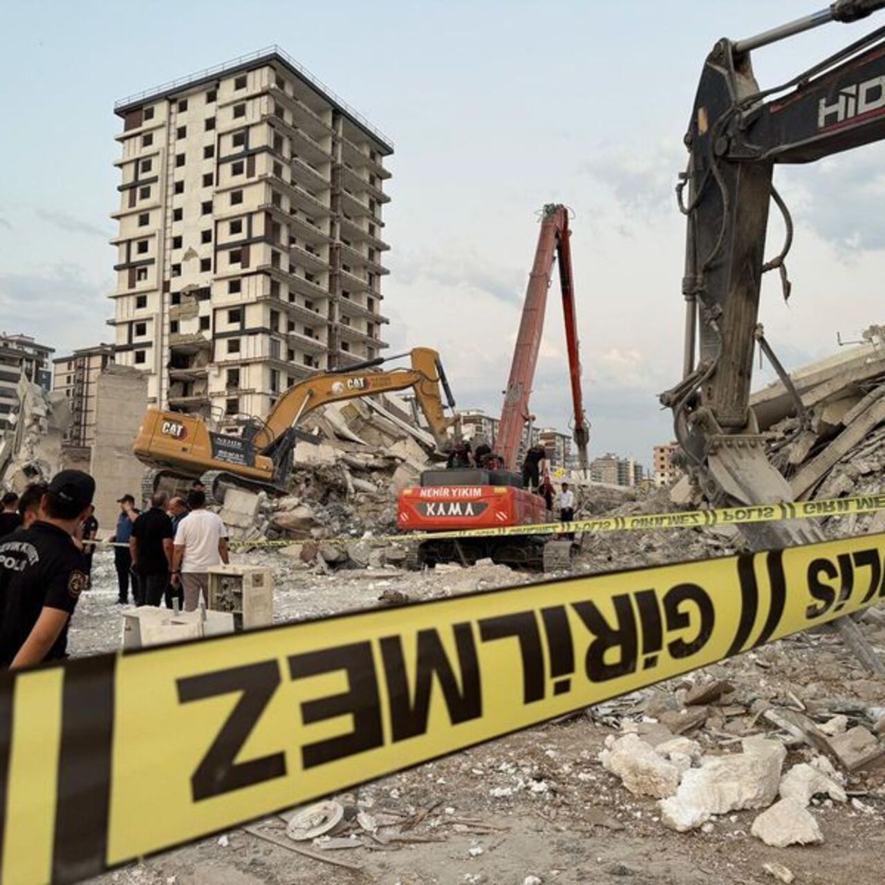 Ağır hasarlı bina iş makinesinin üzerine devrildi