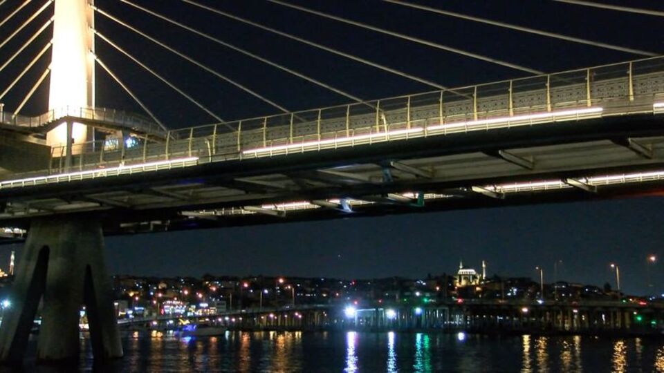 Haliç Metro Köprüsü'nden denize düşen kişi kayboldu