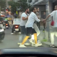 Kadının üzerine sopayla yürüdü!