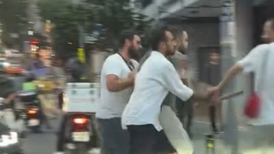 Kadının üzerine sopayla yürüdü!