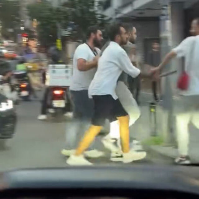 Kadının üzerine sopayla yürüdü!