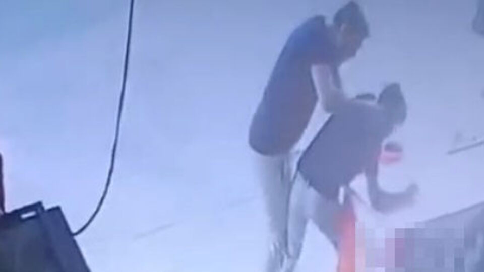 Bekçiden çocuğa marul dayağı!